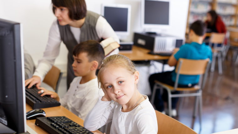 Уроки цифровой грамотности от Госдумы: школьников обучат фактчекингу и интернет-безопасности
