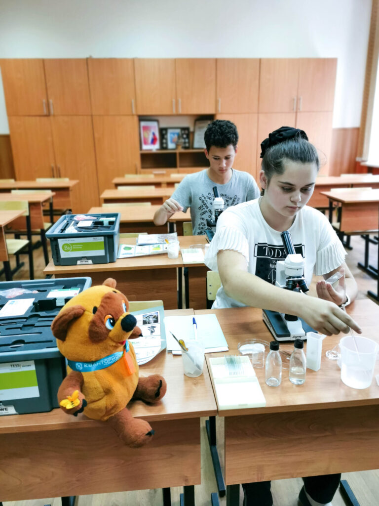 Образовательная экспедиция СОТ в Ивановскую область: исследование материалов под микроскопами