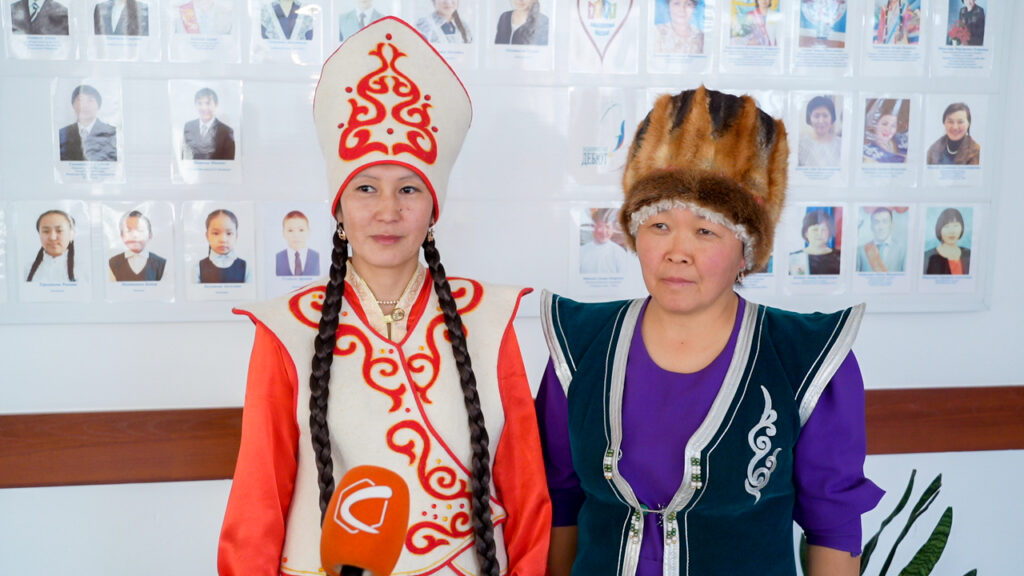 Образовательная Экспедиция СОТ в Республику Алтай: интервью с учителями Кырлыкской школы в национальных костюмах