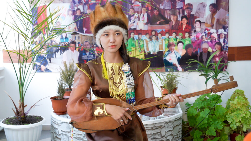 Образовательная Экспедиция СОТ в Республику Алтай: музыкальное выступление ученицы на традиционном инструменте