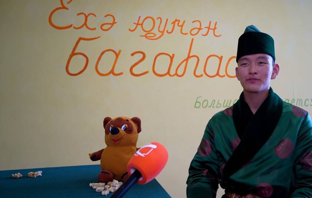 Образовательная Экспедиция СОТ в Иркутскую область: интервью с учеником в национальном костюме