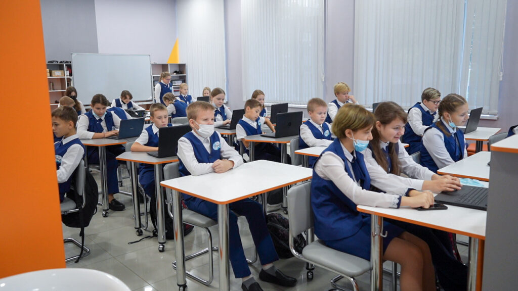 Образовательная экспедиция СОТ в Алтайский край: инженерная класс школы №53 на уроке информатики