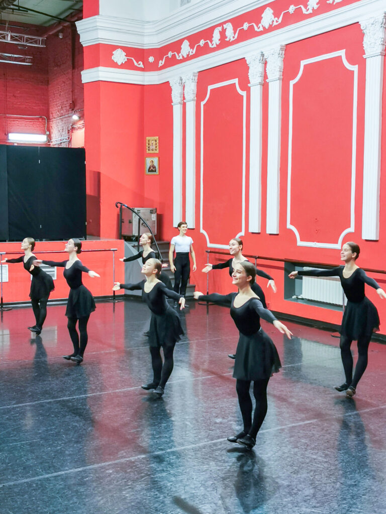 Образовательная экспедиция СОТ в Костромскую область: урок в балетном классе хореографического колледжа