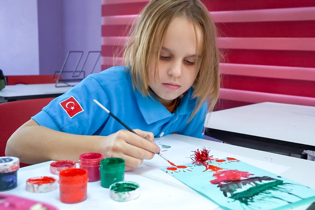 Образовательная экспедиция СОТ в Турцию: урок рисования в школе «Классика М» г. Аланья