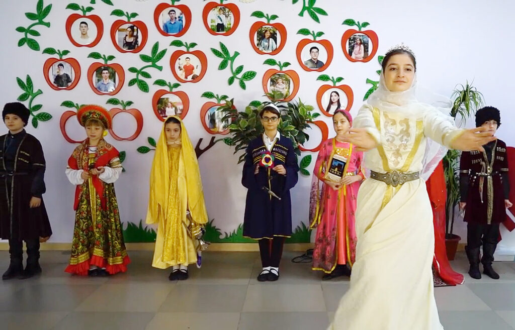 Образовательная экспедиция СОТ в Республику Дагестан: исполнение народного танца учениками гимназии Культуры мира