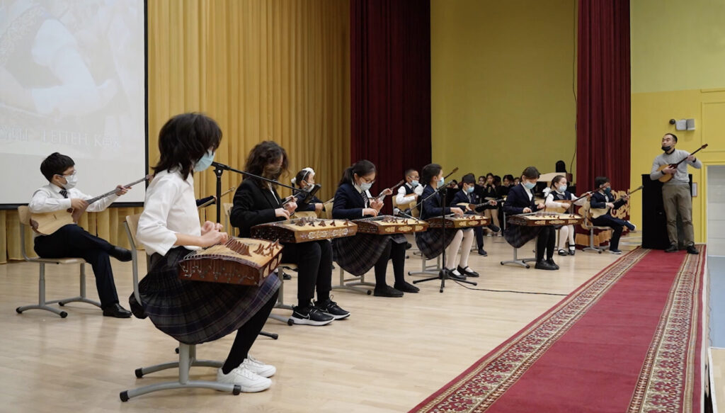 Образовательная экспедиция СОТ в Республику Казахстан: игра детей на национальных инструментах