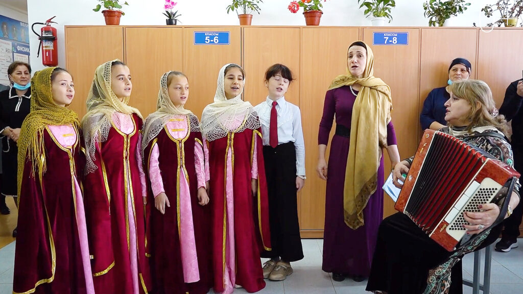 Образовательная экспедиция СОТ в Республику Дагестан: учащиеся гимназии в национальных костюмах